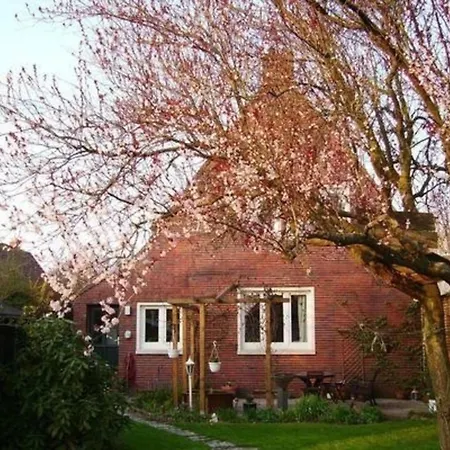 In Mit Grossem Garten Feriehus